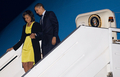 英ロンドン（London）郊外のスタンステッド（Stansted）空港から降り立つ、ミシェル（Michelle Obama）夫人と大統領専用機「エアフォースワン（Air Force One）」バラク・オバマ（Barack Obama）米大統領（2009年3月31日撮影）。(c)AFP/Saul LOEB