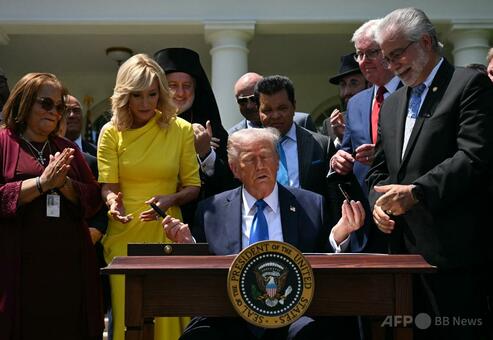 神聖な夢」と「38人の処女」 トランプ氏が祈祷イベント 写真7枚 国際