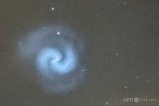 欧州の空に渦巻き模様 正体はスペースXのロケット燃料 写真8枚 国際