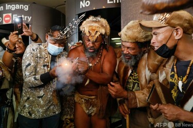 南ア先住民族の王」保釈 政府に対話呼び掛け 写真10枚 国際ニュース