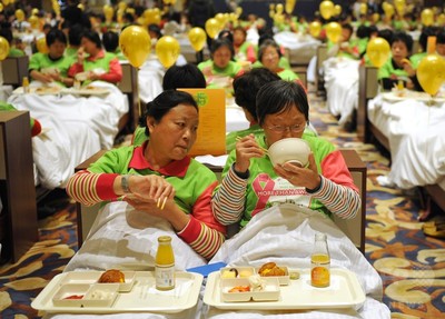388人が「ベッドで朝食」 上海ホテルでギネス世界記録に挑戦