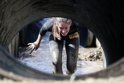 泥にまみれて激走！障害物競走 フランス