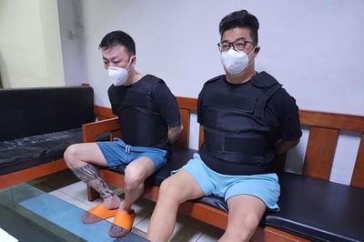 フィリピン、日本人容疑者2人を強制送還