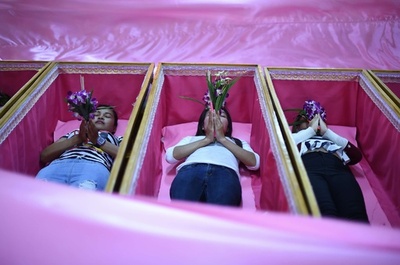 「よみがえり」疑似体験で厄払い、タイ