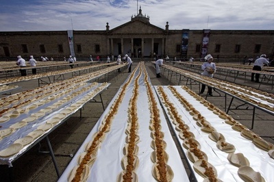 全長2.5キロ、タコス8万個で世界記録 メキシコ