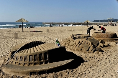 W杯スタジアム模した砂の彫刻、ダーバンの浜辺