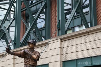 イチロー氏銅像披露でまさかの「空振り」？ バットが折れるハプニング