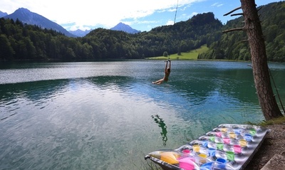 大自然を独り占め、湖に豪快にジャンプ 独