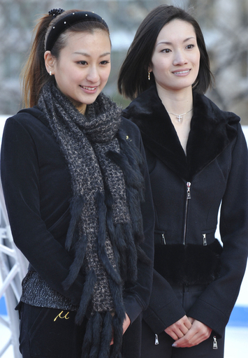 荒川静香と浅田舞 都内屋外スケートリンクに登場