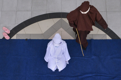 人目に付く場所で交際相手に接近、男女に公開むち打ち刑 インドネシア・アチェ州