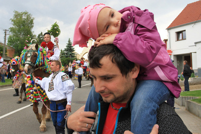 カラフルな伝統衣装、チェコで伝統の祭り「イーズダ・クラール」開催