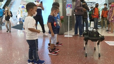 動画：消毒液配るロボット犬が注目の的、タイ商業施設