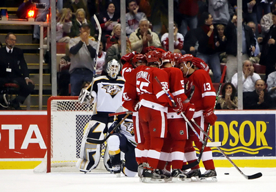 ＜06-07NHL＞レッドウィングス 第2ピリオドに4得点を奪い本拠地8連勝を収める - 米国