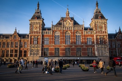 アムステルダムで車が人混みに突っ込み8人負傷、事故か