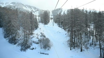 仏アルプスのスキー場、温暖化で雪不足 ヘリで輸送も