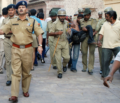 インド、ヒンズー教寺院での将棋倒し 死者224人に