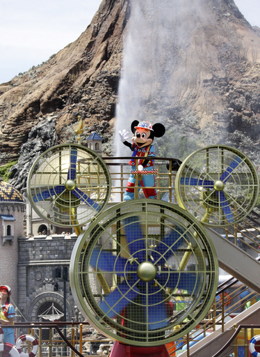 夏到来！ずぶ濡れで涼む来場客、ディズニーシー