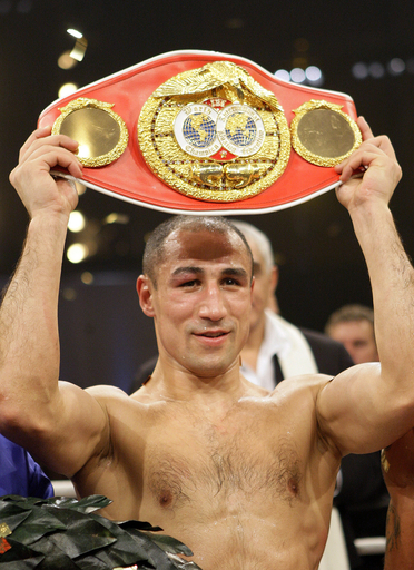 エイブラハム 5ラウンドTKOで防衛に成功