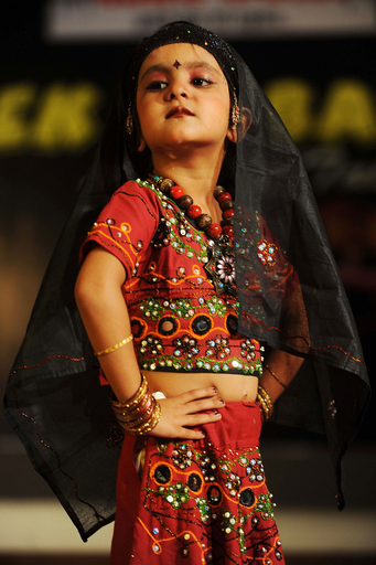 似合うでしょ？ インド北部で子どもファッションコンテスト