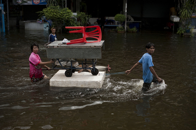 記録的洪水のタイ、復興費用2500億円以上