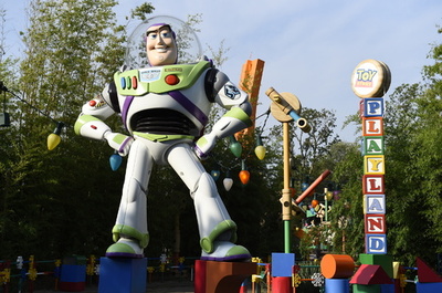 UAE、『バズ・ライトイヤー』上映禁止 女性同士のキス問題視か