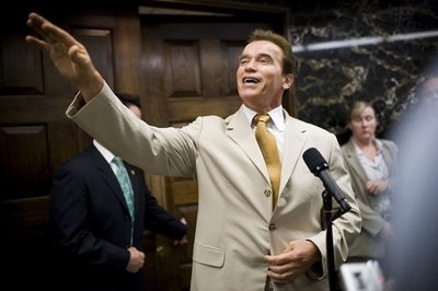 ナイフ振り回して財政演説、ツイッタービデオに「ユーモア」とシュワ知事