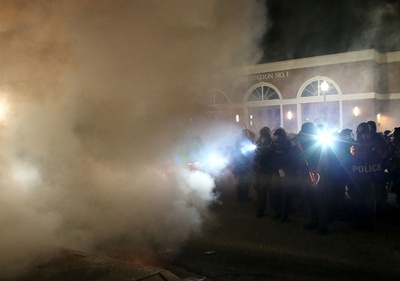 米警察、白人警官不起訴に抗議のデモ隊に催涙ガス使用