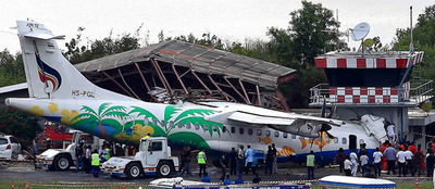 タイ機が着陸失敗、管制塔に衝突 操縦士1人死亡