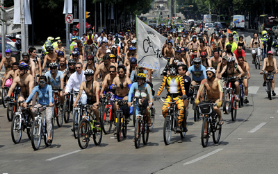 裸のサイクリング集団、環境保護訴え メキシコ市