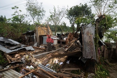 インドとバングラ直撃のスーパーサイクロン 84人死亡、300万人避難