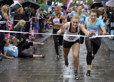 ハイヒール100メートル走で140万円ゲット！スウェーデン