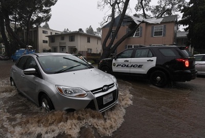 米カリフォルニア州に最大規模の暴風雨、感電死や停電被害