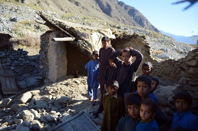 迫る冬の到来、助け合う被災者たち アフガン・パキスタン地震