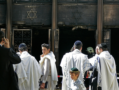 ユダヤ教の礼拝堂が全焼、放火の疑いも