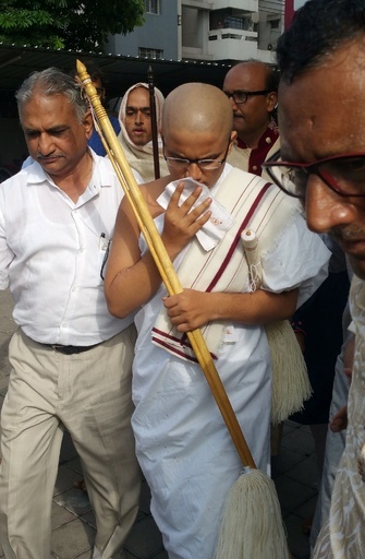 「誰も傷つけることなく幸せに」州一番の秀才が僧侶に、インド