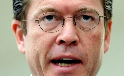 ドイツ国防相、博士号を正式返上 「論文に深刻な誤り」