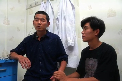 アルバイトで稼いだ金で父親に人工内耳を贈った青年、「家族の名を呼んでほしい」 中国