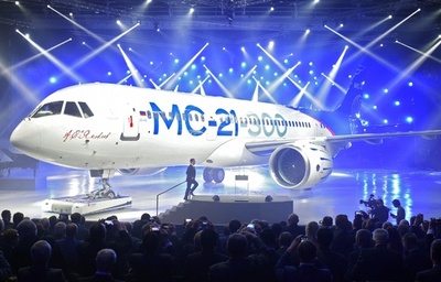 エアバス・ボーイングに挑戦、ロシア新型旅客機「MC21」初披露