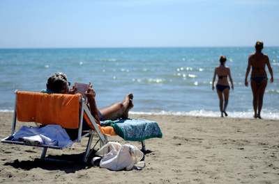 逃亡マフィアボス、海辺で日光浴中に逮捕 イタリア