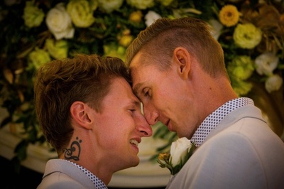 豪男子陸上カップルが同性婚、喜び爆発 昨年合法化