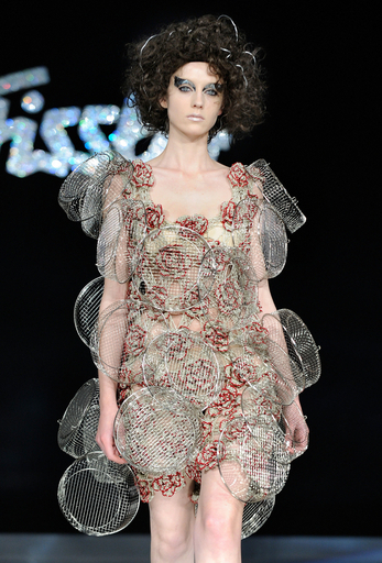 調理器具をデザインに、都内でユニークなファッションショー開催