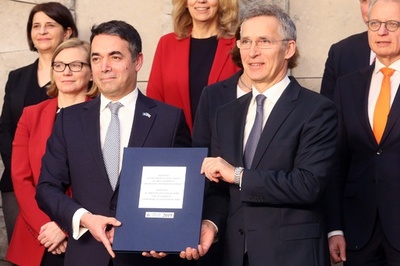 マケドニア、NATOへの加盟議定書に署名