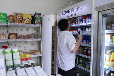 気を取り直して営業再開　上海の「無人コンビニ」