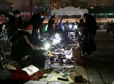 「深夜に始まり、夜明けに終わる」 北京の骨董品市場・潘家園