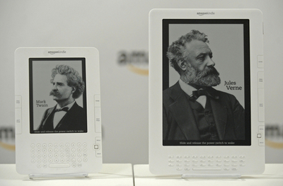 米アマゾンの読書端末「キンドル」、最新モデルは新聞・雑誌も読める大画面