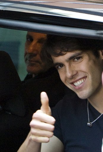 カカ 左ひざの手術を受け退院