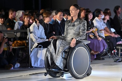Disability fashion show held in Tokyo