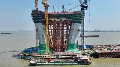 世界で建設中の道路鉄道併用斜張橋で最大スパン、南主塔の橋桁コンクリ打ちが無事終了