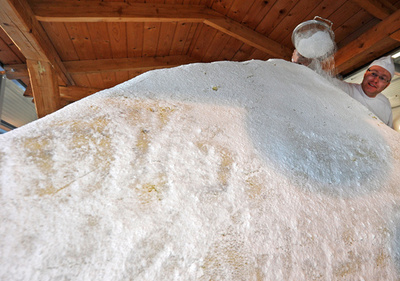 巨大な果物のケーキ「シュトーレン」、ドイツ