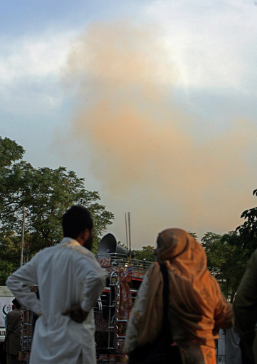 モスク立てこもり事件で2度の激しい爆発、軍は急襲を否定